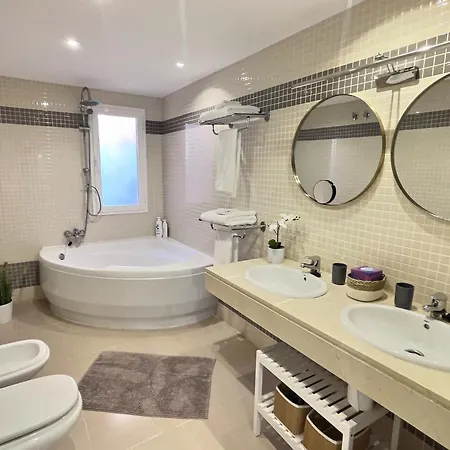 Apartment Luxury Escape - 3br Penthouse, Breathtaking Views, Pool, In The Heart Of Costa Del Sol!